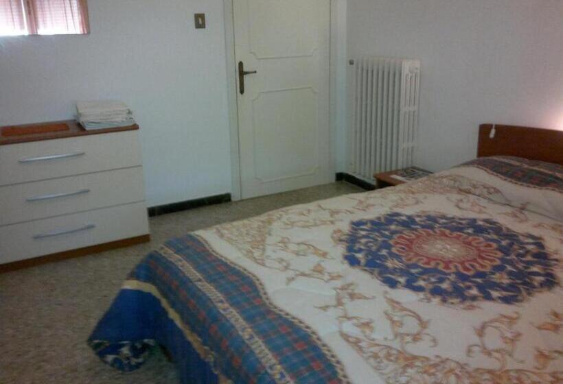 غرفة قياسية ثلاثية حمام مشترك, B&b In Centro