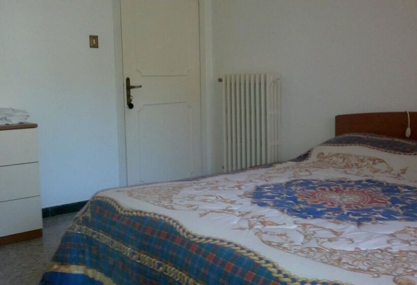 غرفة قياسية ثلاثية حمام مشترك, B&b In Centro