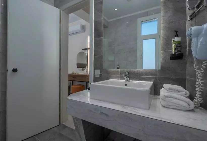 اتاق اساندارد با چشم‌انداز جانبی به دریا, Alia Palace Hotel   Adults Only 16+