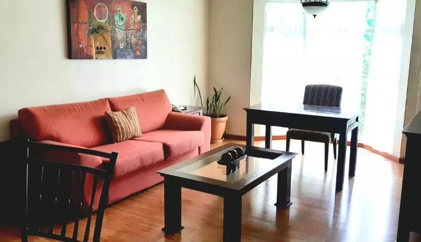 سوییت لوکس, Es Villa Mercedes San Cristobal