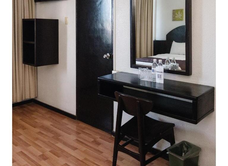 Номер Стандарт 2 Двуспальные Кровати, Hi Hotel Impala Queretaro