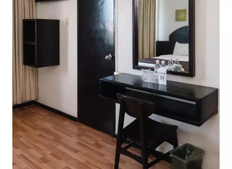 اتاق استاندارد با 2 تخت دوبل, Hi Hotel Impala Queretaro