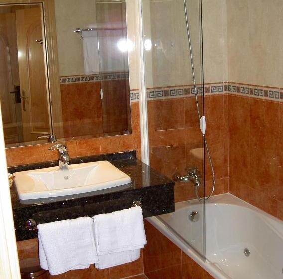 غرفة قياسية مزوَّدة بجاكوزي, Manrique De Lara