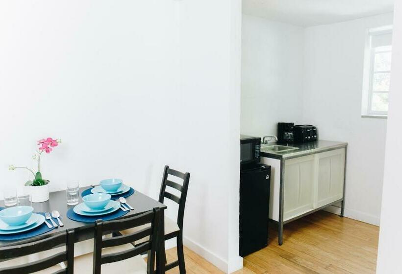 جناح, Aqua Hotel & Suites