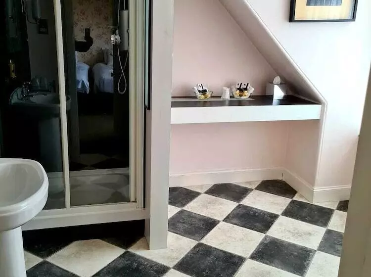 Standard Kolmen Hengen Huone, Ceilidh Donia