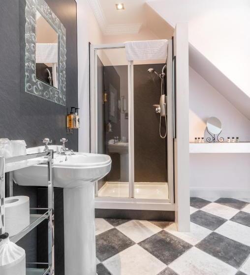 חדר סטנדרט לשלושה, Ceilidh Donia