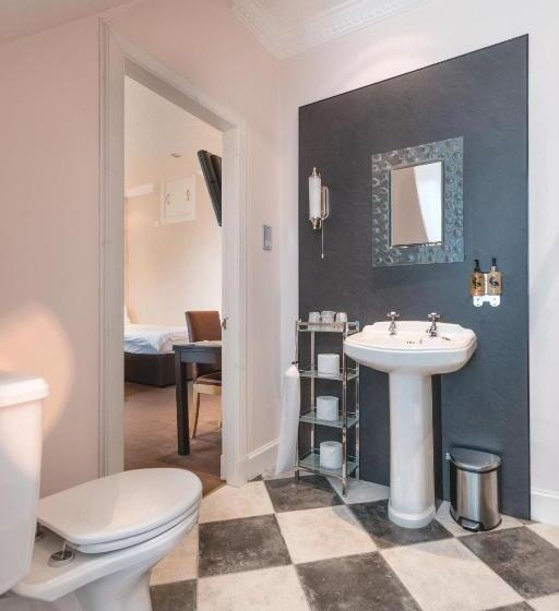 חדר סטנדרט לשלושה, Ceilidh Donia