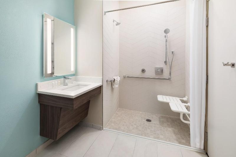 חדר סטנדרט מותאם לאדם עם מוגבלויות, Fairfield By Marriott Inn & Suites Marathon Florida Keys