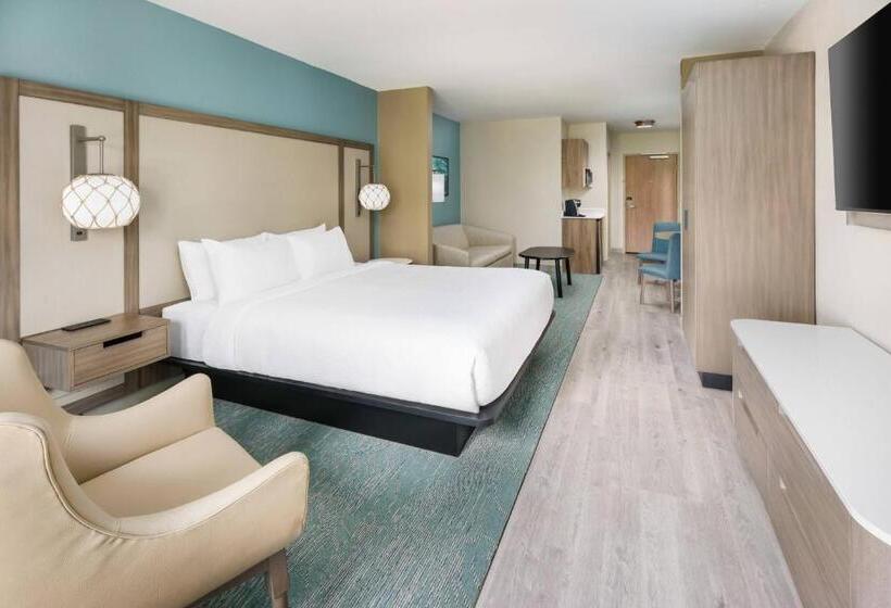 מיטת קינג בסוויטה, Fairfield By Marriott Inn & Suites Marathon Florida Keys