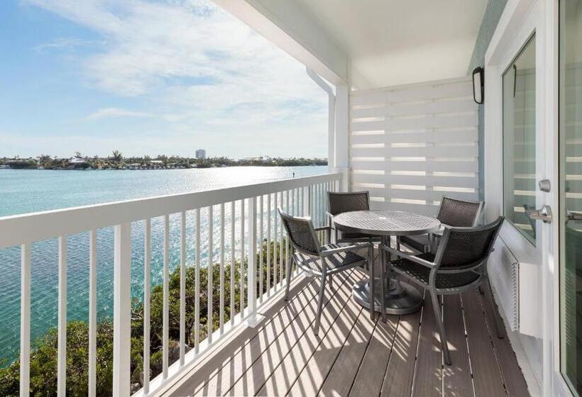 מיטת קינג בסוויטה, Fairfield By Marriott Inn & Suites Marathon Florida Keys