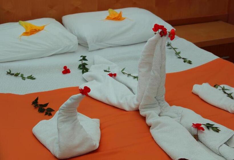 패밀리 룸, Side Temple