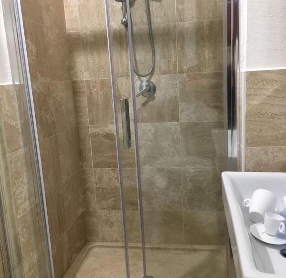 标准间, Su Barchile