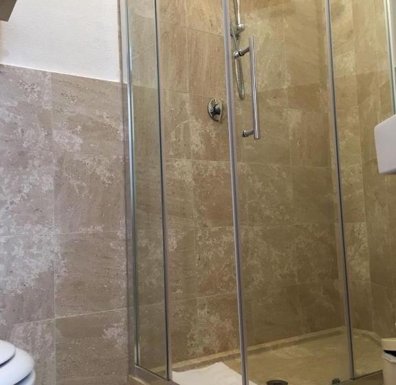 标准间, Su Barchile