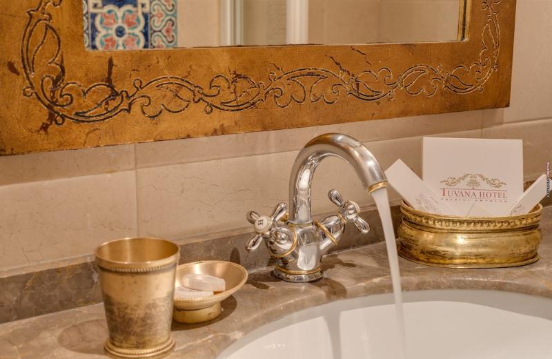 اتاق لوکس, Tuvana