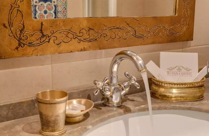 اتاق لوکس, Tuvana