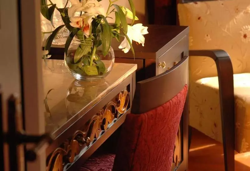 اتاق لوکس, Tuvana