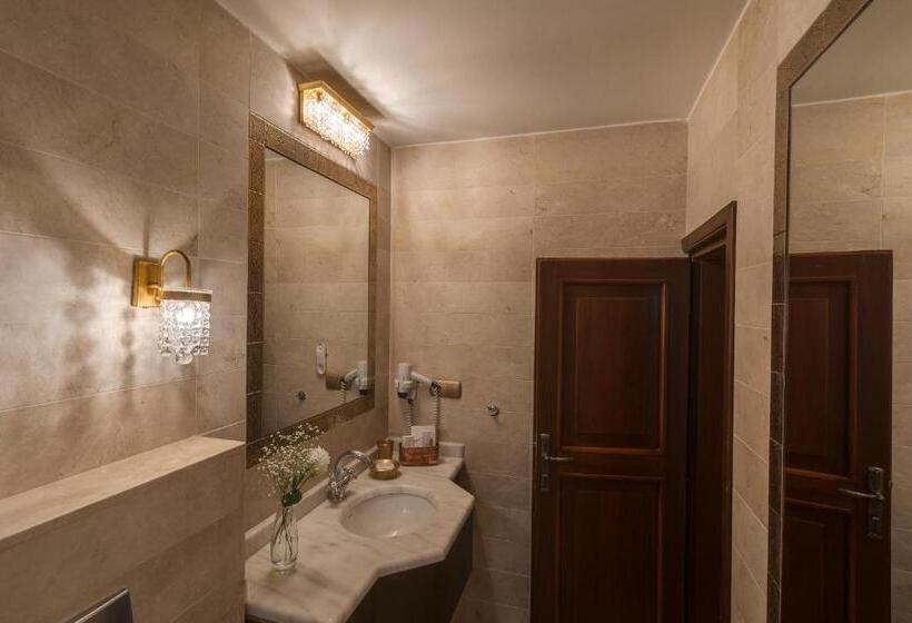 اتاق استاندارد سه نفره, Tuvana