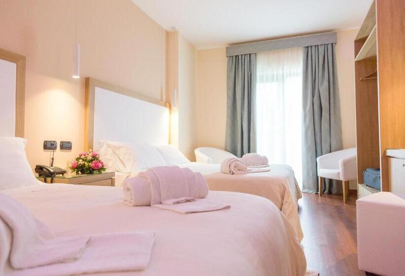 اتاق سوپریور چهار تخته, Villa Esperia