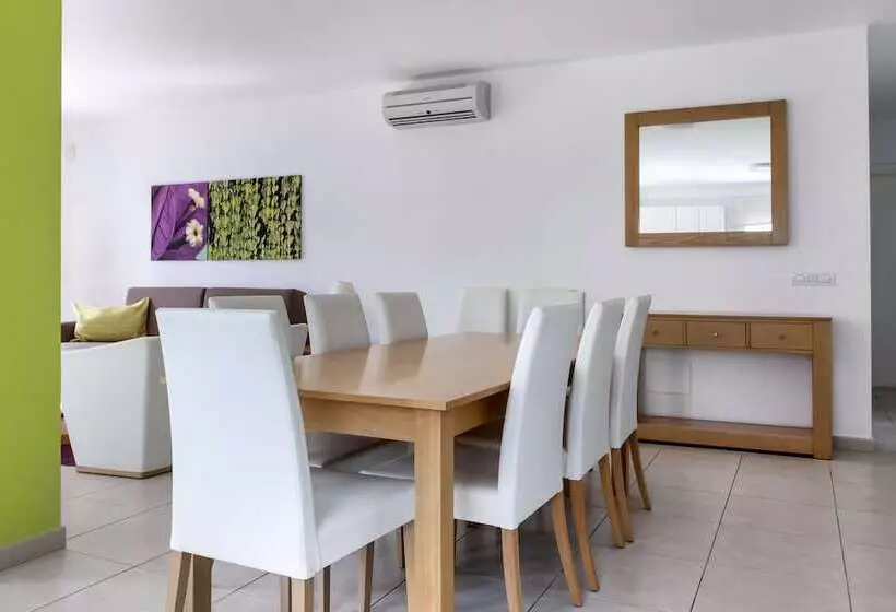 ویلای 4 خوابه, Jardines del Sol