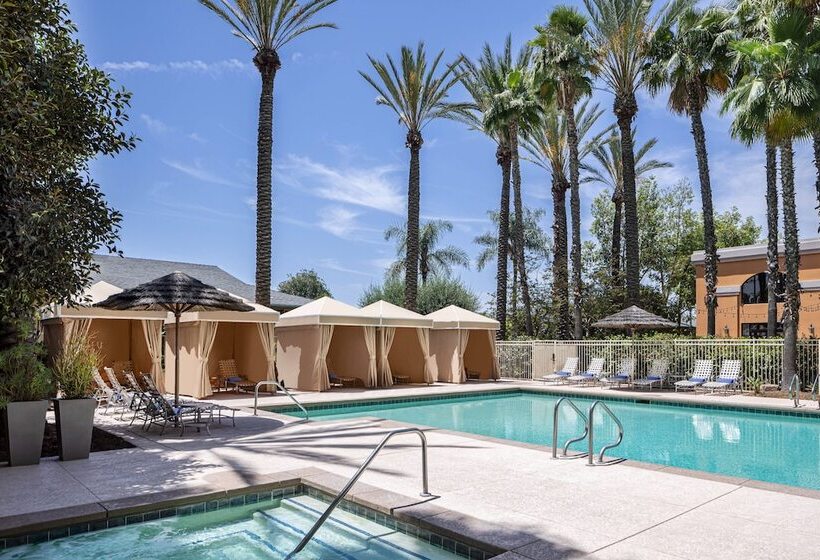 Номер Executive, Delta Hotels By Marriott Anaheim Garden Grove