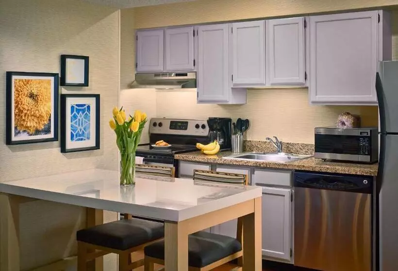 استودیو استاندارد با تخت کینگ, Avia On Mays Landing