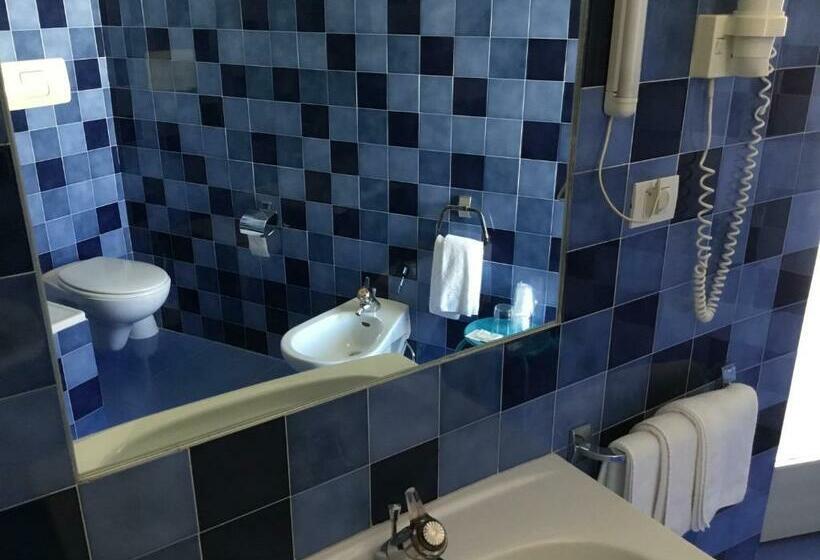 اتاق استاندارد سه نفره, Adria