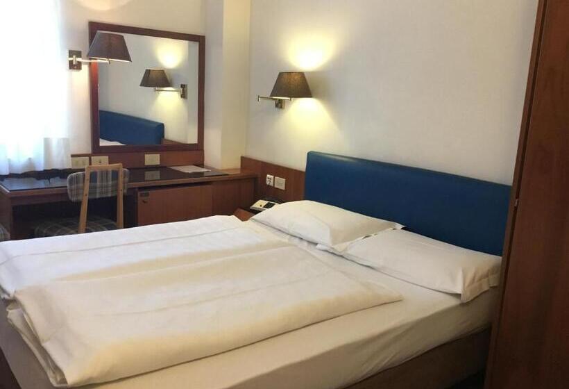 اتاق اکونومی, Adria