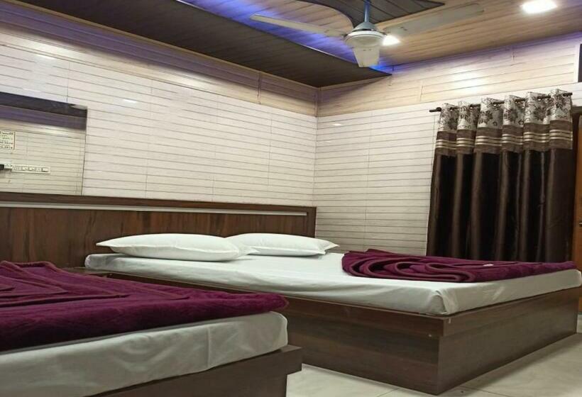 디럭스 4인 룸, Raahat Palace