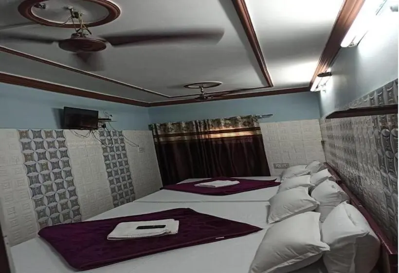 Deluxe Neljän Hengen Huone, Raahat Palace