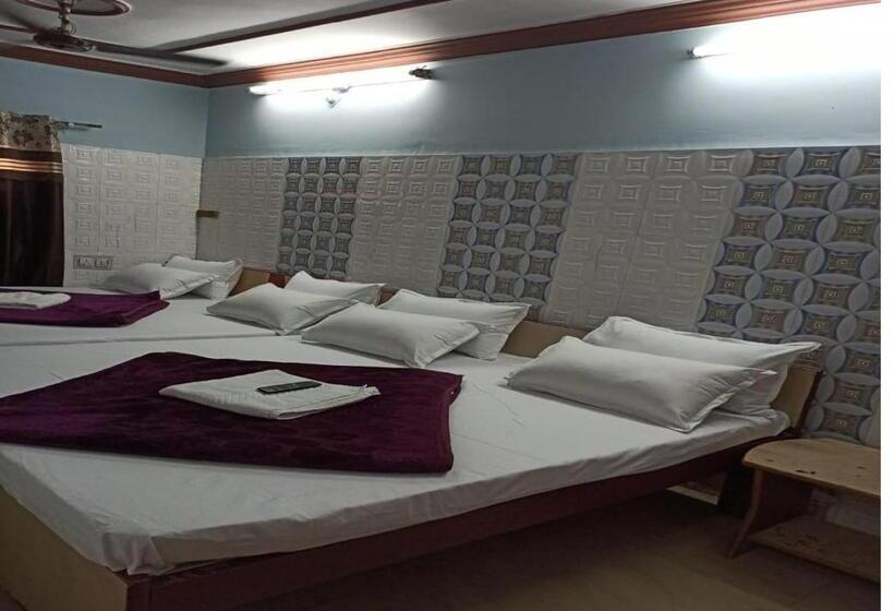 디럭스 4인 룸, Raahat Palace