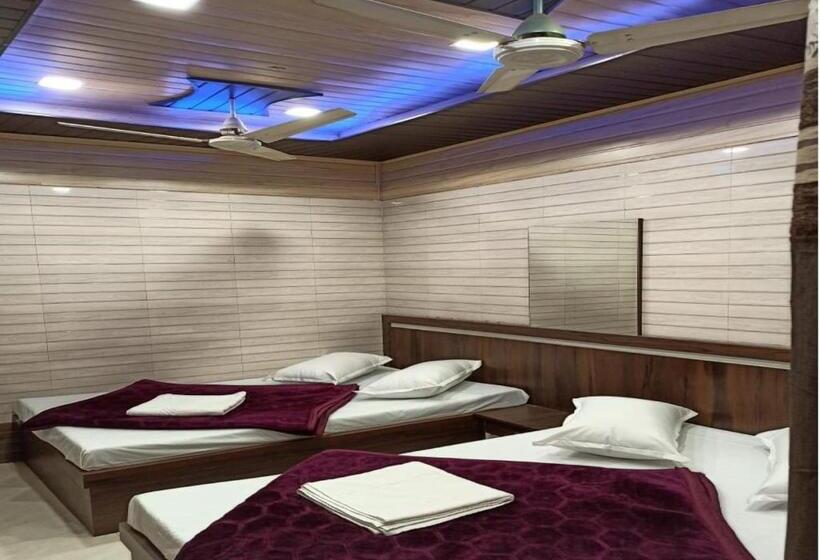 디럭스 4인 룸, Raahat Palace