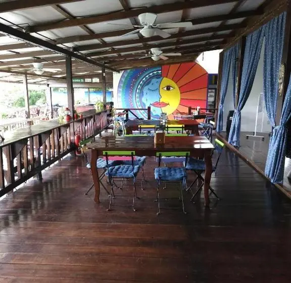 デラックスジュニアスイート, Toucan Lane Hotel And Restaurant