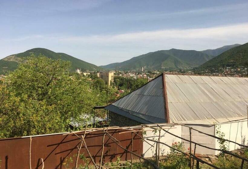 اتاق استاندارد سه نفره, Shaki Host House