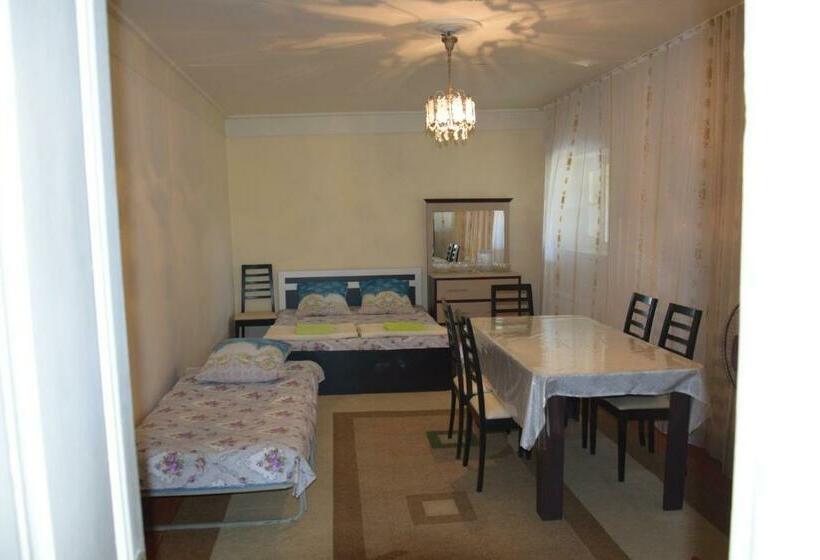 اتاق استاندارد سه نفره, Shaki Host House