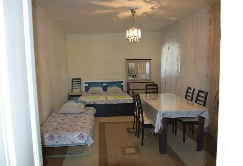 اتاق استاندارد سه نفره, Shaki Host House