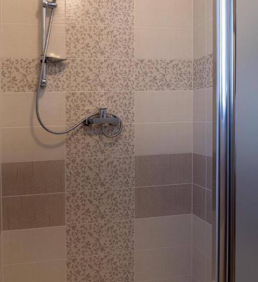 דירת חדר, Pension George