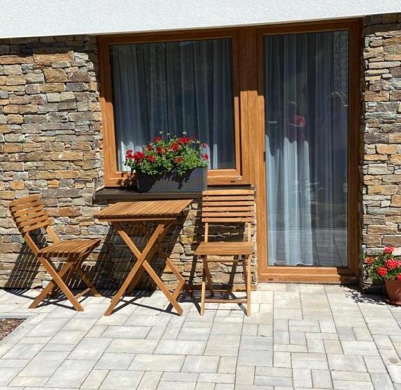 דירת חדר בקומת קרקע, Pension George