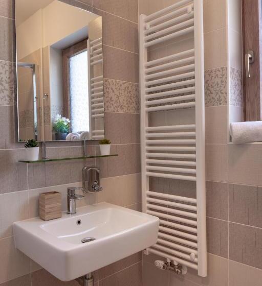 דירת חדר, Pension George