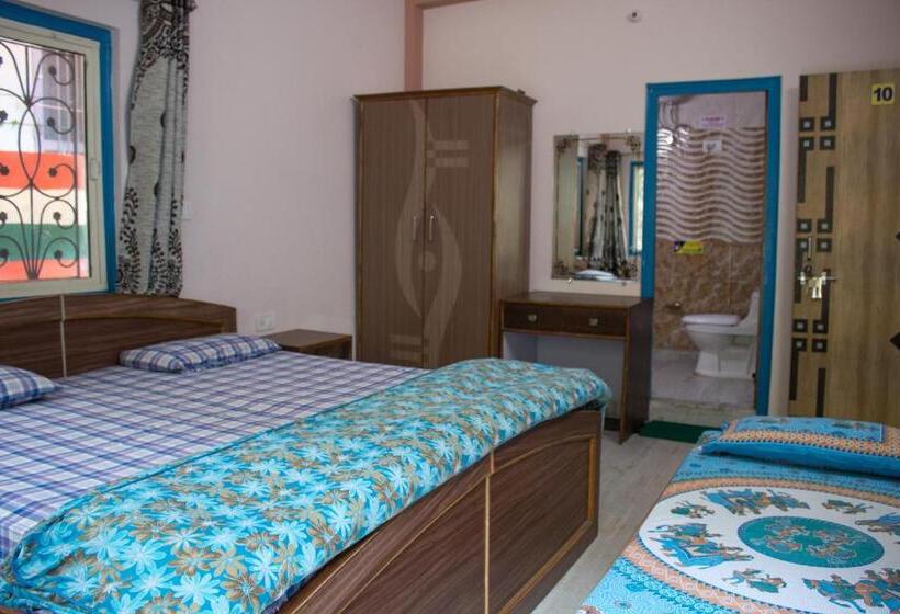 带阳台的三人标准间, Golden Crown Laxman Jhula