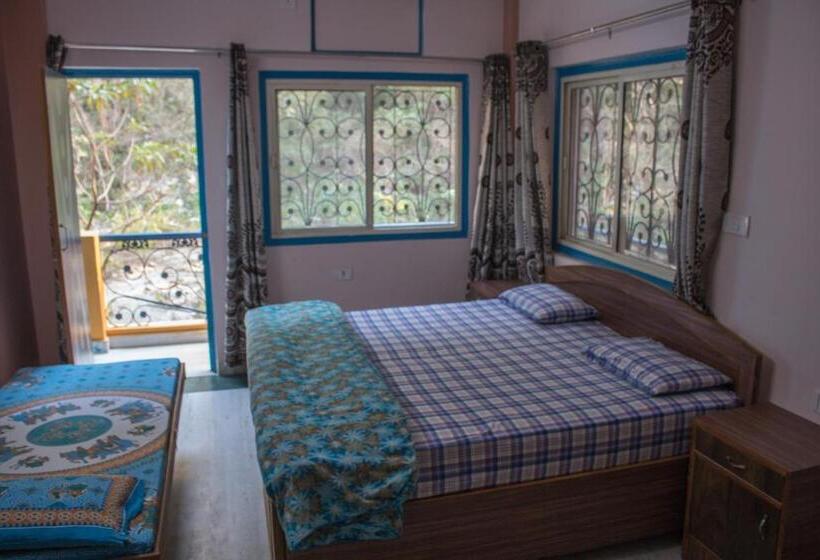 带阳台的三人标准间, Golden Crown Laxman Jhula