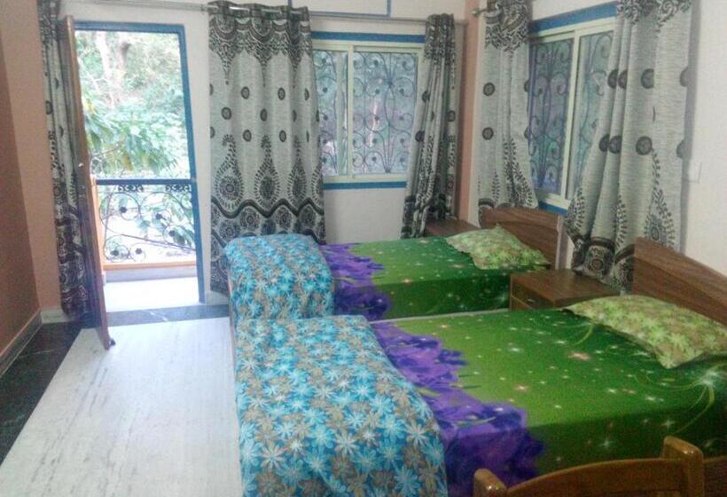 带阳台的三人标准间, Golden Crown Laxman Jhula