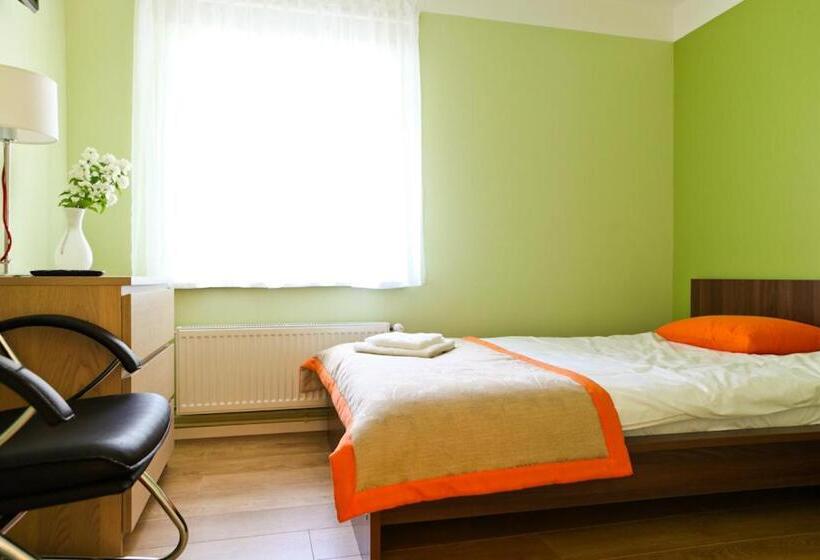 اتاق استاندارد یک نفره, Martas Nams