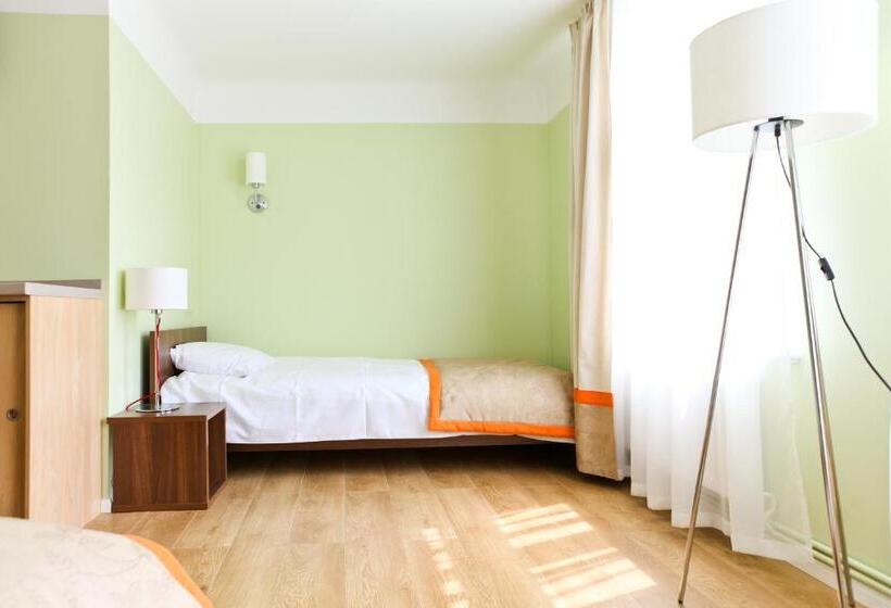 اتاق استاندارد سه نفره, Martas Nams