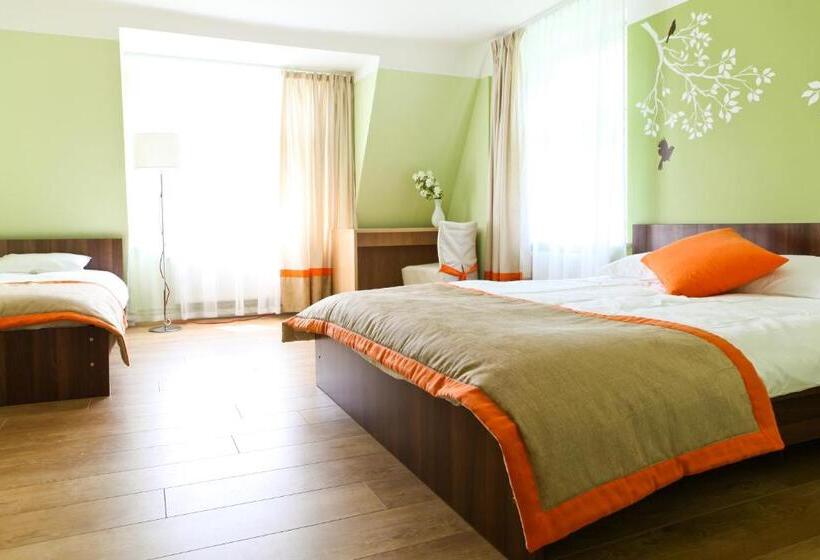 اتاق استاندارد سه نفره, Martas Nams