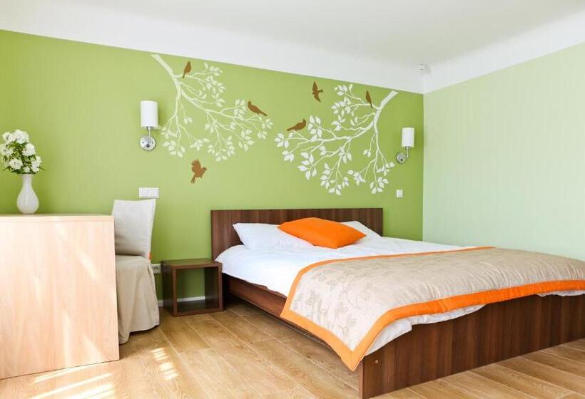 اتاق استاندارد سه نفره, Martas Nams