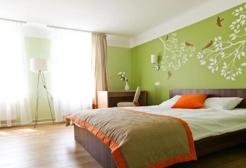 اتاق استاندارد سه نفره, Martas Nams