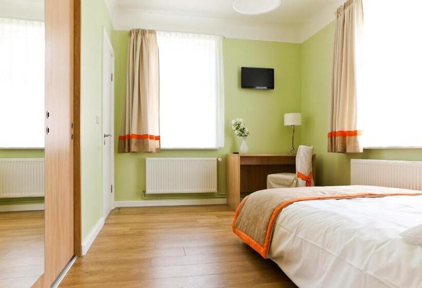 اتاق خانوادگی, Martas Nams