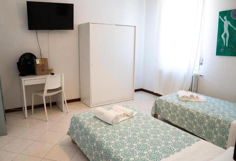 اتاق استاندارد با سرویس بهداشتی مشترک, Guest House Malaguzzi