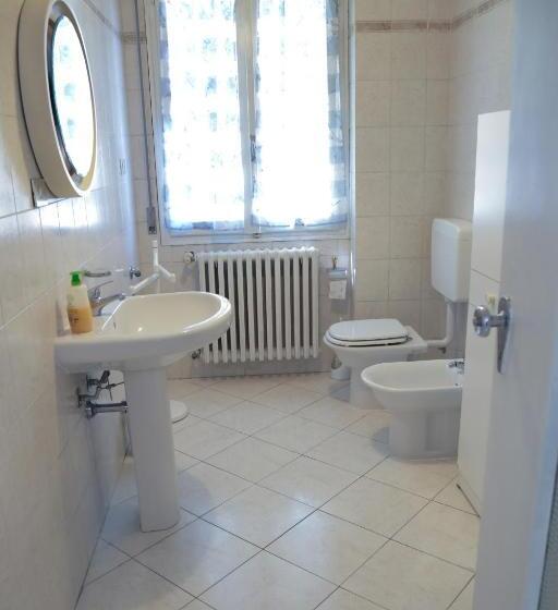 اتاق استاندارد سه تخته با سرویس بهداشتی مشترک, Guest House Malaguzzi