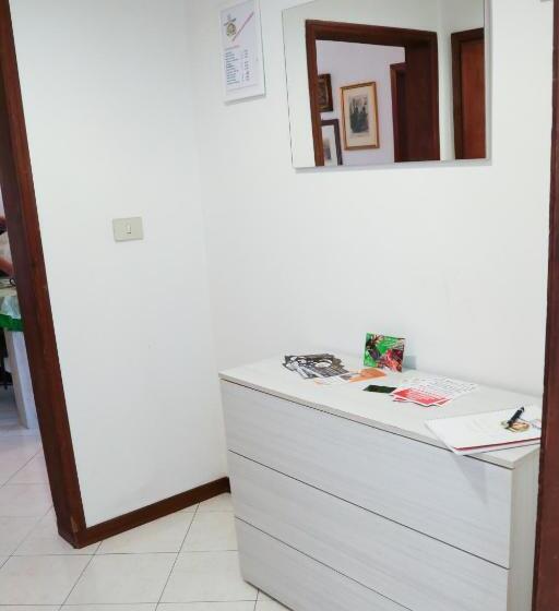 اتاق استاندارد سه تخته با سرویس بهداشتی مشترک, Guest House Malaguzzi